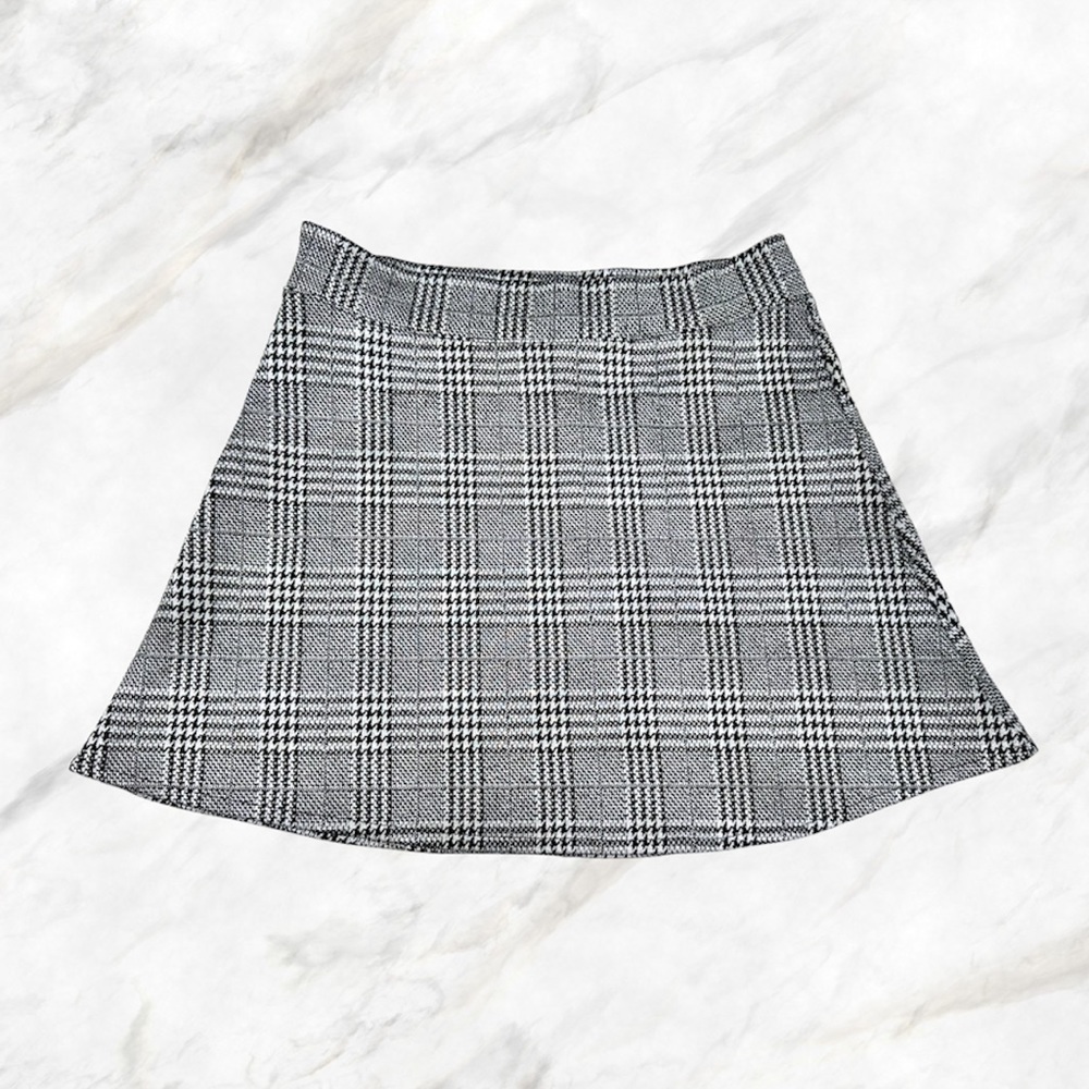 Brandy Melville plaid white and black houndstooth skirt with zipper